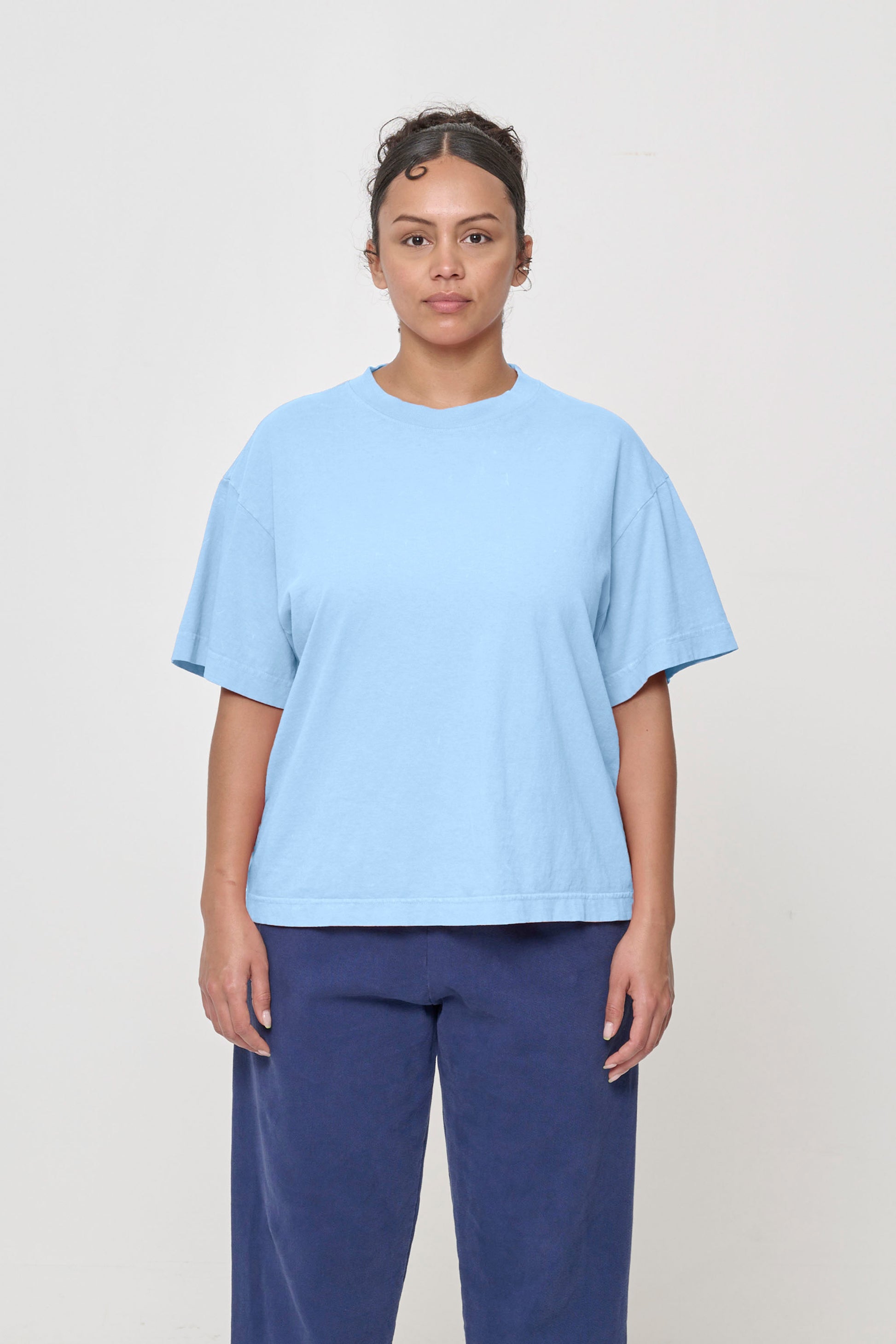 A model in the Boxier Trash Tee in Cielo. Hem ends at upper hip.